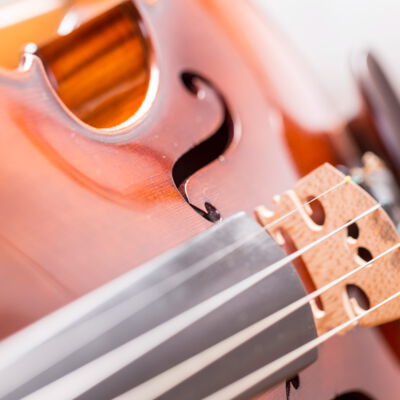 Schräge einer Geige als Symbolbild für den Online-Service Trauerfeier-Musik vom Bestattunghaus Meyer
