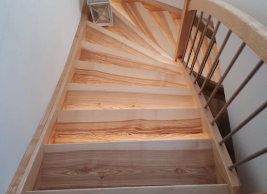 Holztreppe mit LED-Beleuchtung von oben, Tischlerei Torsten Meyer in Warmsen